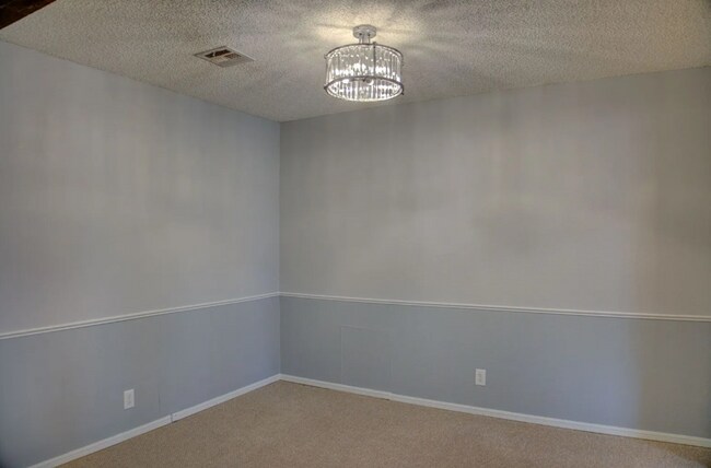 Building Photo - 3-Bed, 2-Bath in BA!