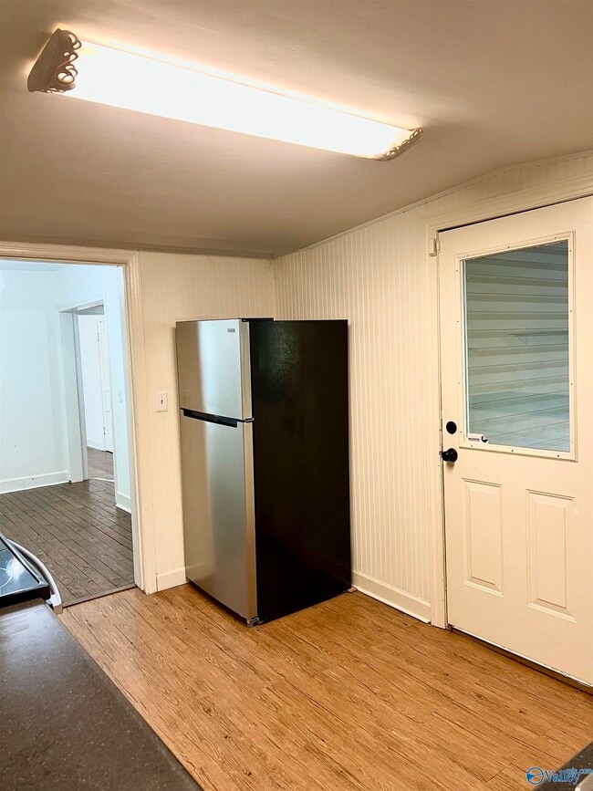 Building Photo - 2019 Vanderbilt Dr SW