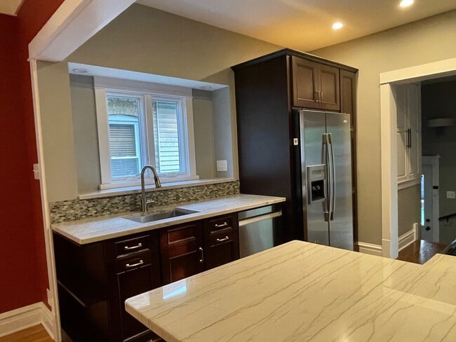 Building Photo - 831 Hayes Ave