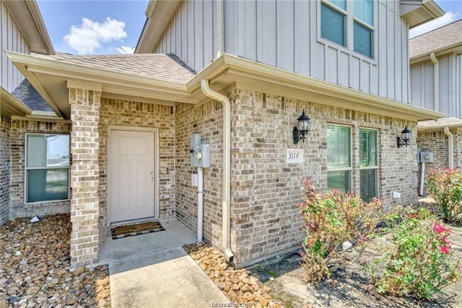 Building Photo - 3114 Claremont Dr