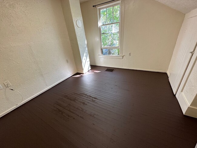 Building Photo - 2 Bedroom Unit in The Dalles For Rent