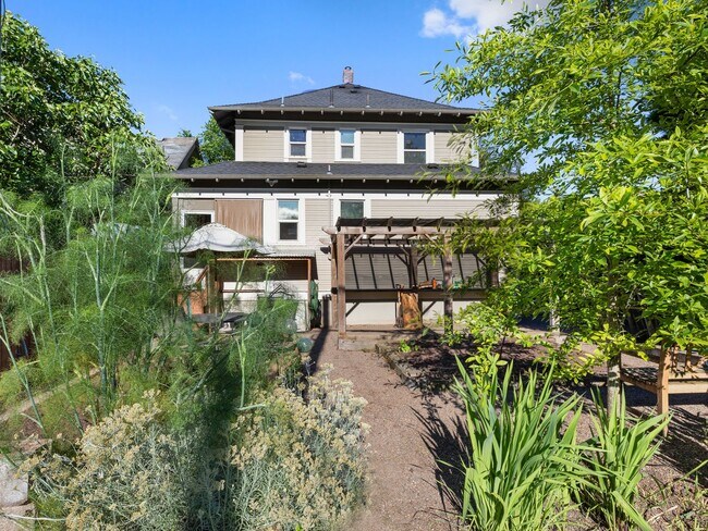 Building Photo - 5 bedroom, 2 bath in North Portland - Bois...