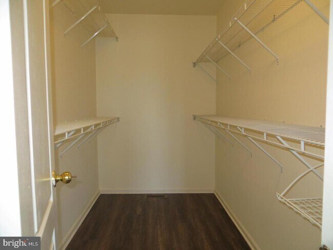 Building Photo - 3606 N Carriage Ct