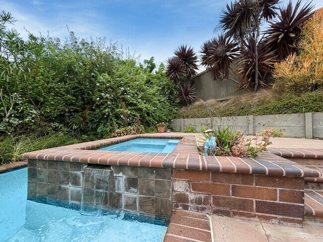 Building Photo - Beautifully Renovated 3BD/2.5BA House in L...