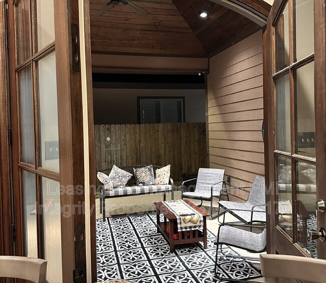 Building Photo - 330 Dunvegan Ct