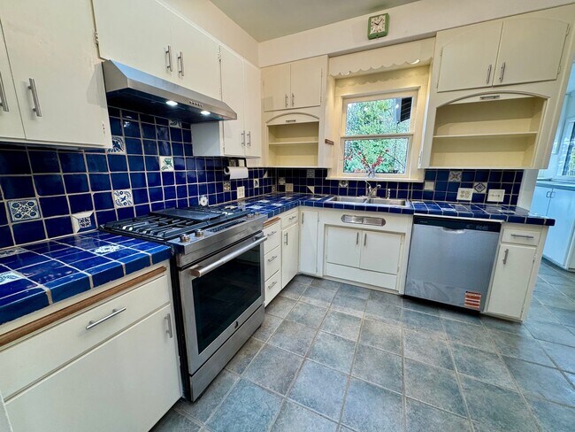 Building Photo - Beautiful 4 Bedroom, 2 Bath with Bonus Room in the Whiteaker Neighborhood!