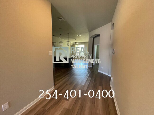 Building Photo - DEAL ALERT!!! 3 Bedroom, 2 Bathroom Home f...