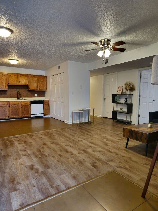 Building Photo - Gorgeous 4 bed 2 bath unit available soon!