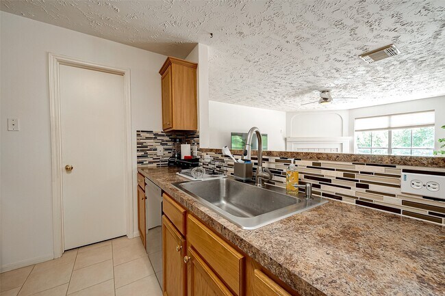 Building Photo - 8051 Bay Branch Dr