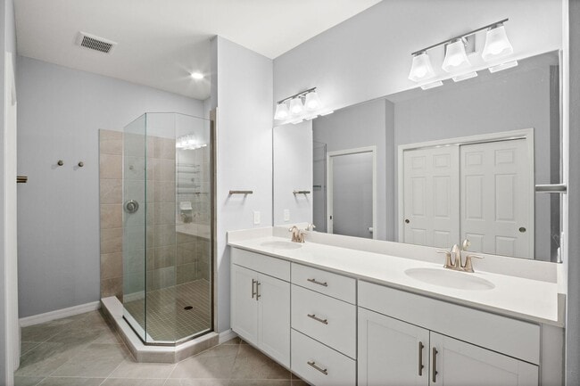 Building Photo - Stunning property, newer construction 3 sp...