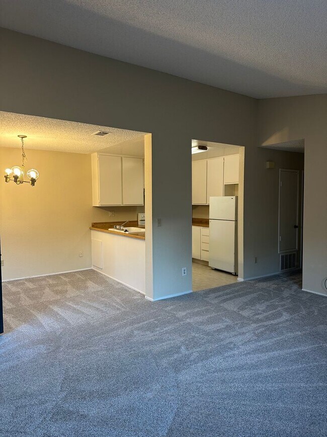 Building Photo - Beautiful & Large 2bd/ 2ba Condo