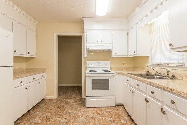 Building Photo - Great Location Available Now