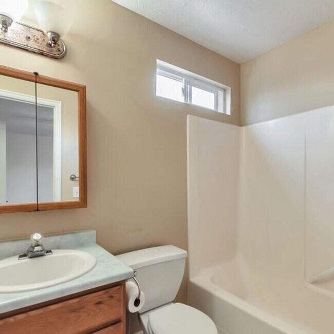 Building Photo - Awesome 4 Bedroom Pet Friendly Home w 2 car attached garage