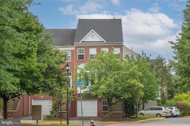 Building Photo - 2557 James Monroe Cir