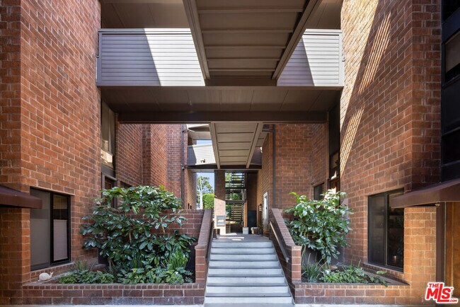 Building Photo - 1033 Carol Dr