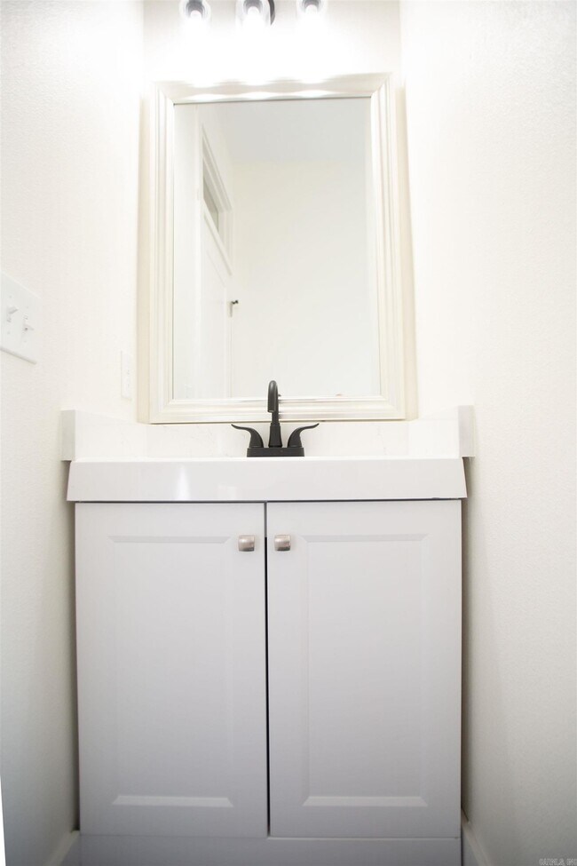 Building Photo - 1704 S Park St