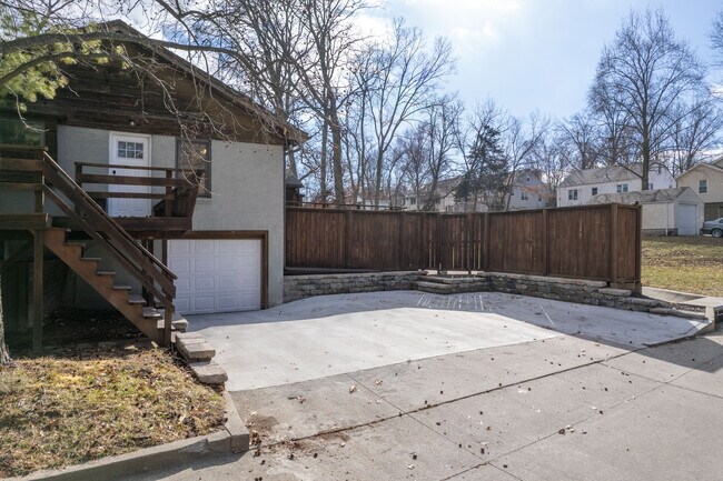 Building Photo - 1120 W Broadway