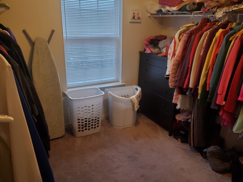 Walk-in Closet - 3894 Ashland Dr