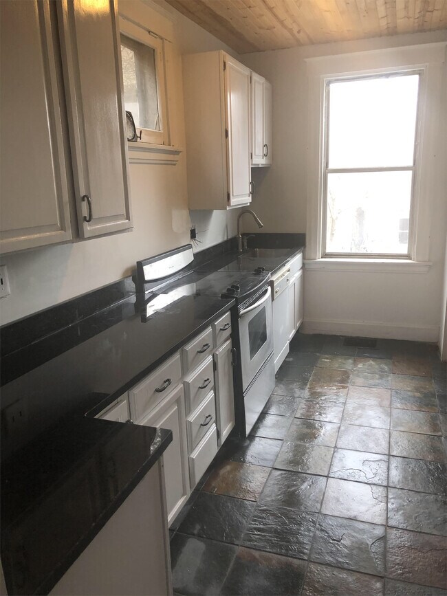 Building Photo - 2346 Ravine St