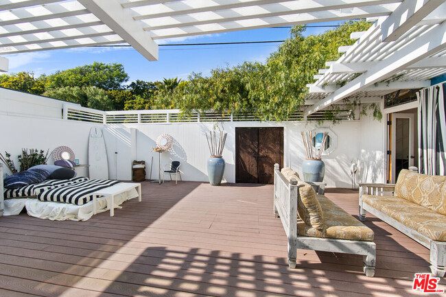 Building Photo - 27060 Malibu Cove Colony Dr