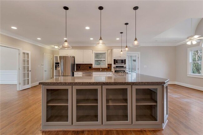 Building Photo - 180 Forest Glen Dr