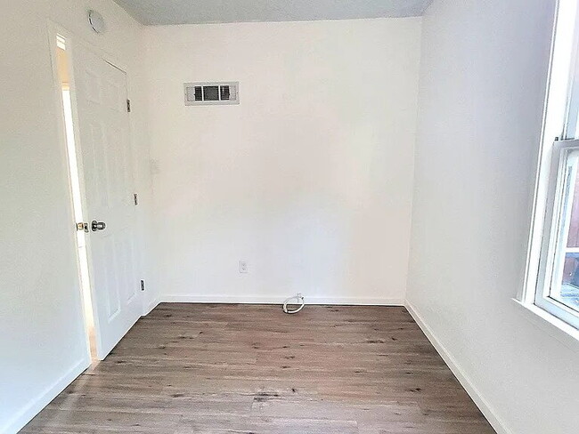 Building Photo - Nice and comfortable home