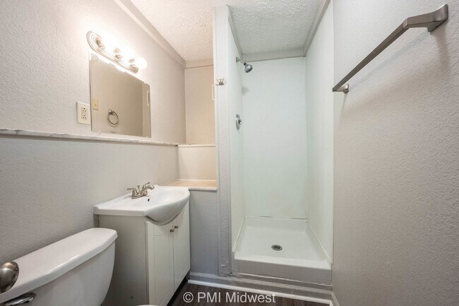 Building Photo - "Cozy 1-Bedroom Retreat: Perfectly Located Gem in Greenfield, IN!"