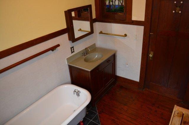 Building Photo - Beautiful, spacious Craftsman, Owner pays Yard Care, Laundry on site