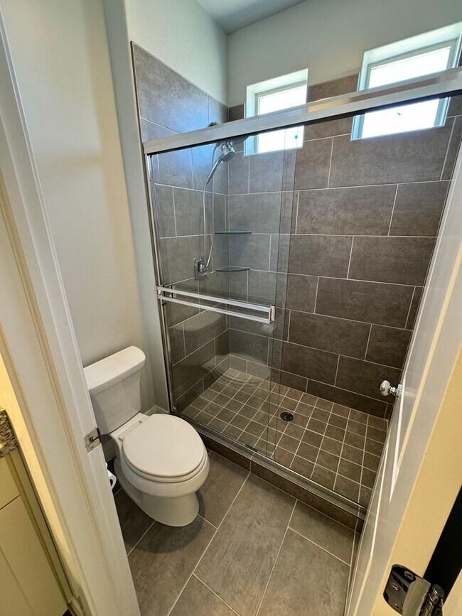 Building Photo - Pet Friendly!! Fresh and Clean!!  Ready to go!