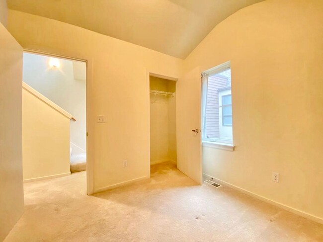 Building Photo - Great Townhome For Rent