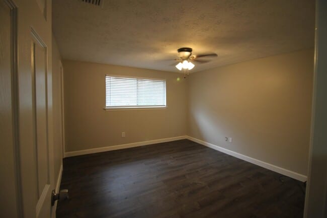 Building Photo - 3915 Oriely Dr E