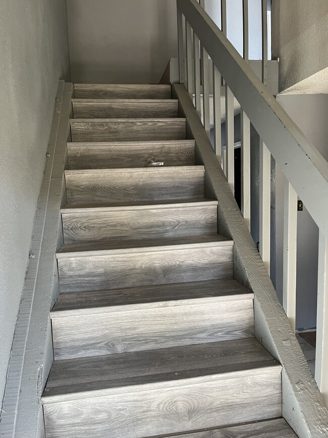 Laminate stairs - 6167 Dryad Dr