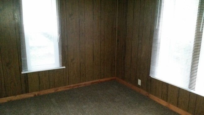 Building Photo - 2 Bedroom 1 bath house