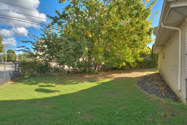 Building Photo - 10001 S Komensky Ave