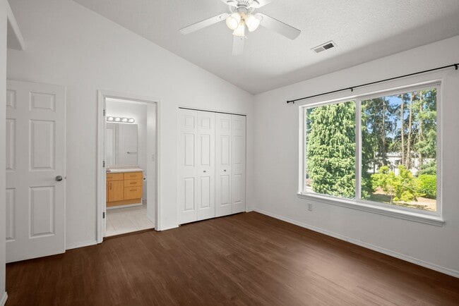 Building Photo - Recently updated 3 bedroom, 2.5 bath Townhouse in Beaverton