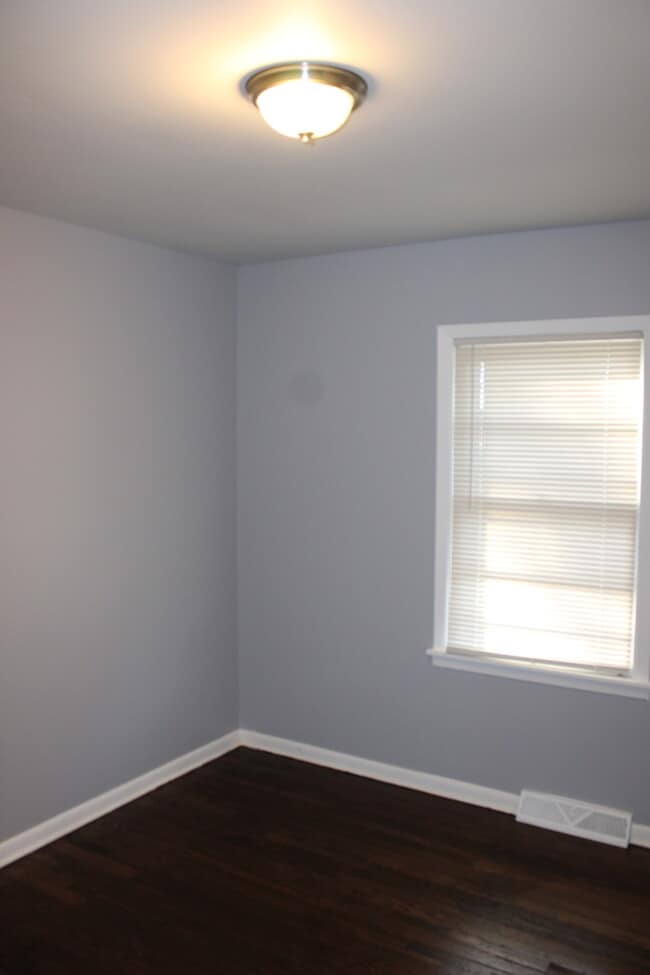 Building Photo - Spacious 3 bedrooms and 2 bath with vanity...