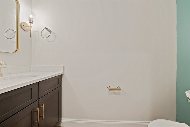 Building Photo - 15 Lakeview Ave