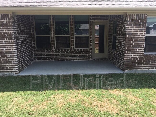 Building Photo - 3005 Cliffview Dr