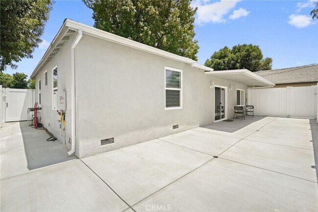 Building Photo - 6933 White Oak Ave