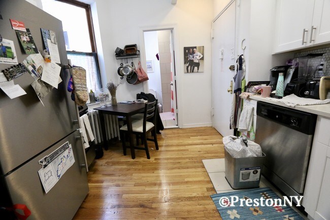 Building Photo - 31 Bank St