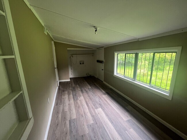 Building Photo - 2 Bedroom Plus bonus room 1 bath Home in Jacksonville
