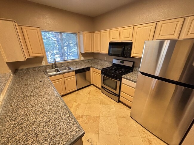 Building Photo - Gorgeous 2Bed/2Bath/2Car, 2nd-Story Condo located in the West part of the valley- Make the Move f...