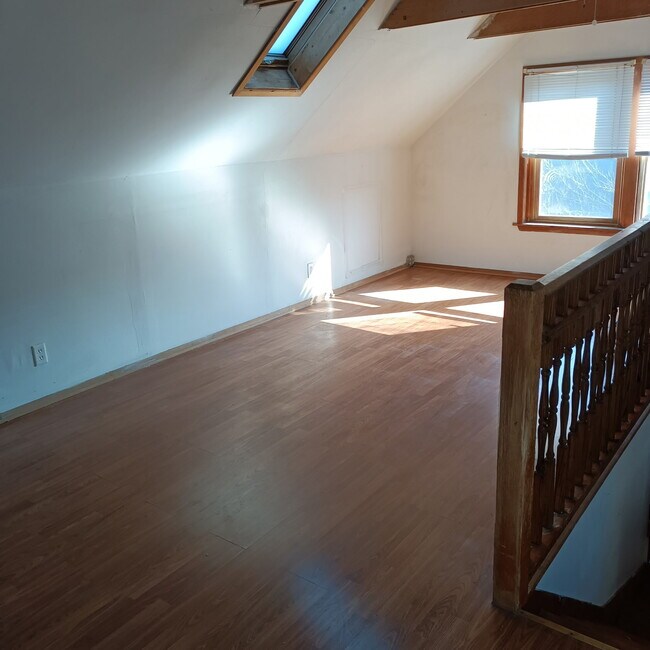 Building Photo - 1440 W Barry Ave