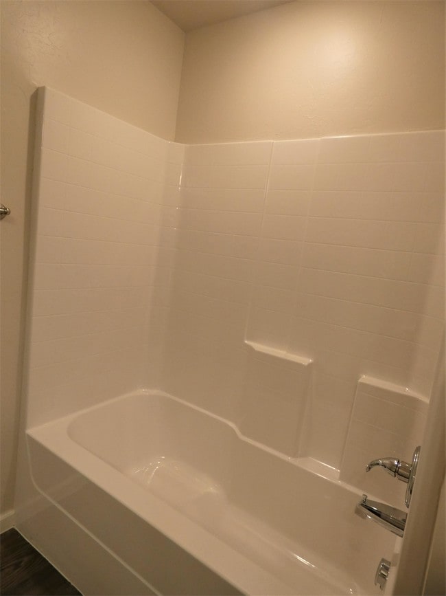 Building Photo - 405 Vail Cir