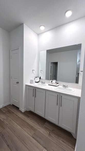 Building Photo - 5334 Riverwalk Pky