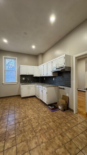 Building Photo - 62 River St