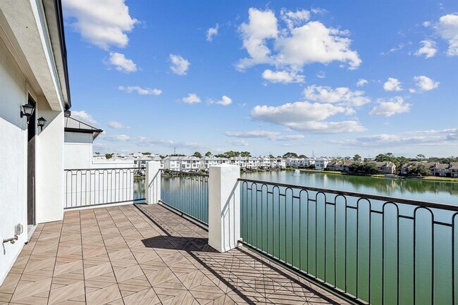 Building Photo - 2122 Lakeshore Edge Dr