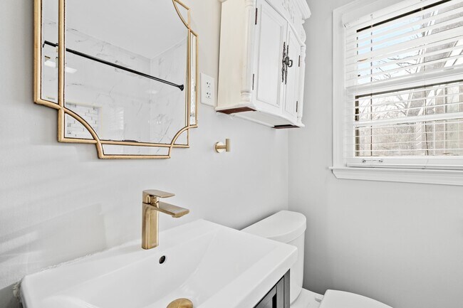 Building Photo - 1453 Colonial Rd