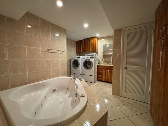 Building Photo - Refreshing 4 Bed 2/2 Bath End Unit Townhom...