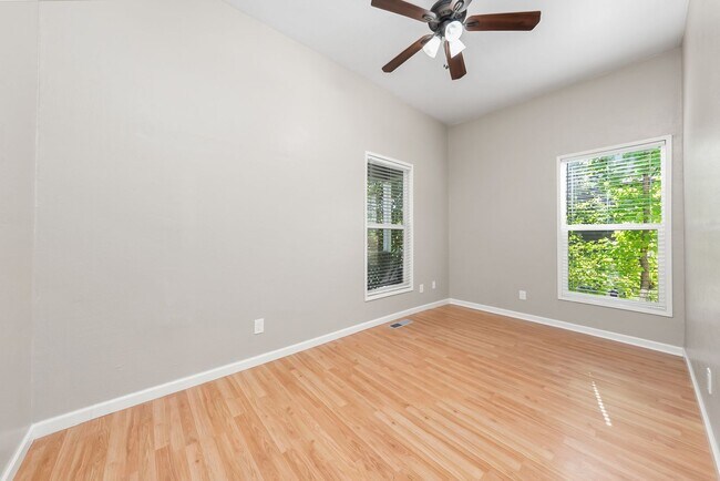 Building Photo - Charming 2-bedroom, 1-bathroom in Roseville